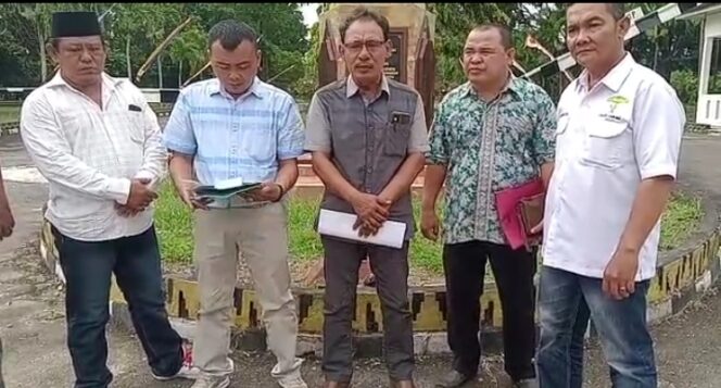 
					Lamtim Menggugat Desak DPRD Berhentikan Bupati Dawam Rahardjo