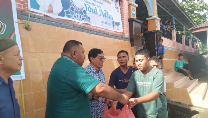 
					Jantje Wenno Serahkan Sapi Qurban Pada Tiga Mesjid Di Kota Ambo