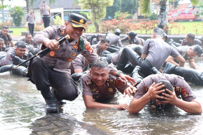 
					51 Personil Polres Lamtim di “Water Cannon” Kapolres