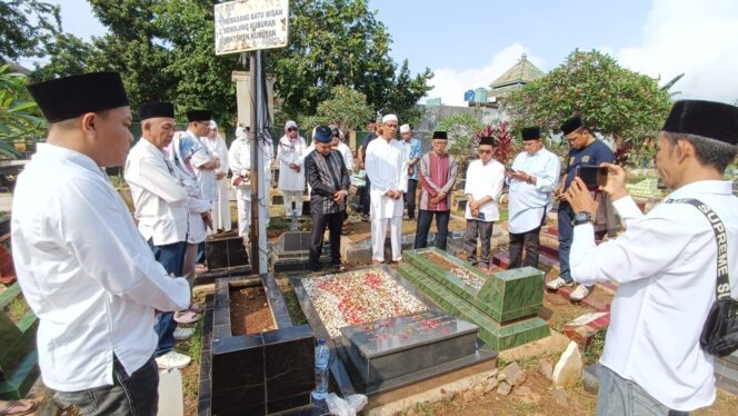 
					Jas Merah,PWI dan IKWI Lakukan Ziarah Kubur Para Perintis Pers dan Ketua PWI