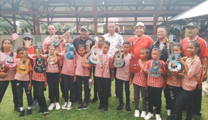 
					Menjelang Saparua Badonci, Salampessy Gencat Sosialisasi Dan Pencanangan Musik Ukulele