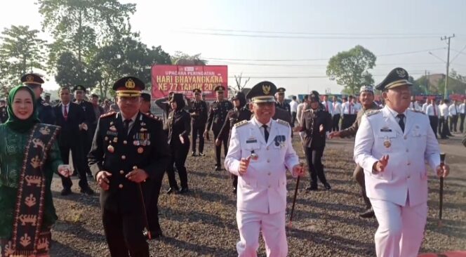 
					Di Pandu Penari Binaan Dinas Pendidikan,Spontan Para Pejabat Lampung Timur ikut Tari bedana Massal