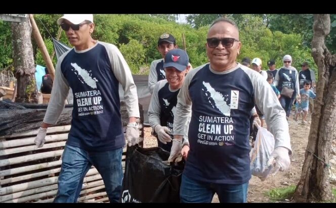 
					Atal S Depari & Ketua PWI Lampung “Bersampahria” di Pantai