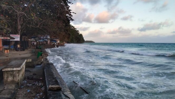 
					Kondisi Alam,  Pengunjung  Dilarang Keras Berenang Di Pantai Natsepa