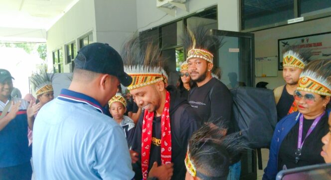 
					Datang  Mengunakan Herkules, grup Jukulele  Asal Papua Disambut MJL  Di Bandara Lanud Patimura Ambon