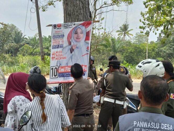 
					Bawasalu Lamtim Tertibkan Alat Peraga Kampanye