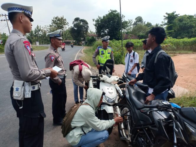 
					Polres Lamtim tindak 119 Pelanggar,Sebelas Unit kendaraan di Kandangkan