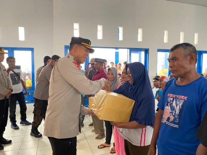 
					Kapolda Maluku Salurkan Ratusan Paket Sembako dan Alat Keselamatan