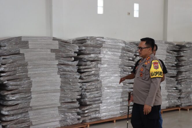 
					Kapolres SBB dan KPU Provinsi Maluku Lakukan Pengecekan Logistik untuk Pemilu 2024