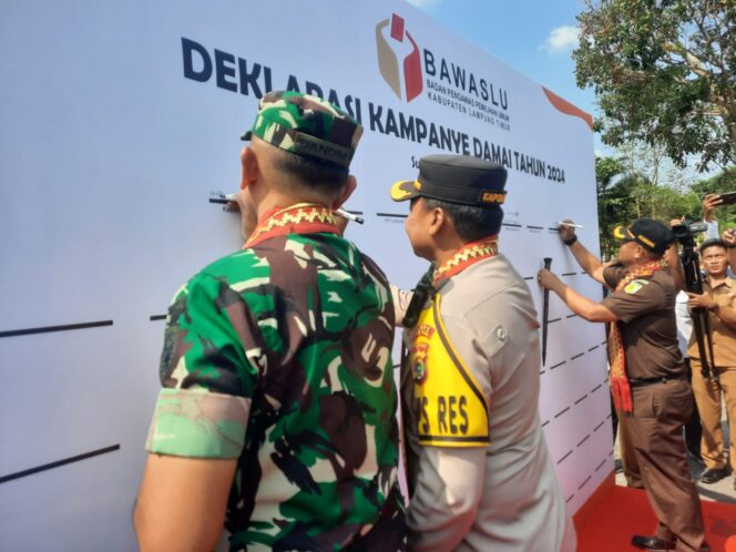 
					Polres Lampung Timur melaksanakan pengamanan kegiatan apel siaga dan deklarasi kampanye pemilu damai 2024
