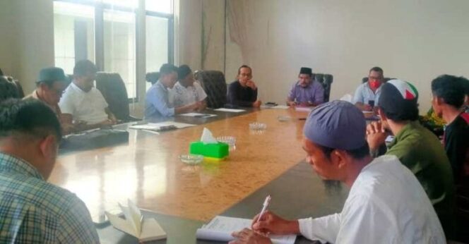 
					Ketua Komisi lll DPRD  SBB Menyesalkan sikap PT. SIM yang Tidak koperatif dan terkesan tidak Menghargai undangan RDP