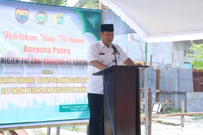 
					Pj Bupati SBB Peletakan Batu  Pertama  Pembangunan  Asrama Ponpes Darussalam Kamal .