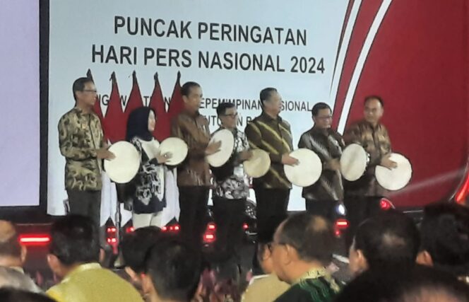 
					Presiden Jokowi Curhat Potonya di Ubah Dengan Cara Tak Biasa