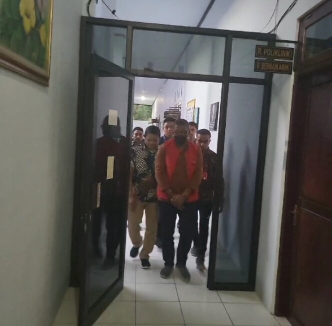 
					Korupsi Pengadaan Seragam Sekolah Gratis,Kejari SBB Tahan 4 Tersangka