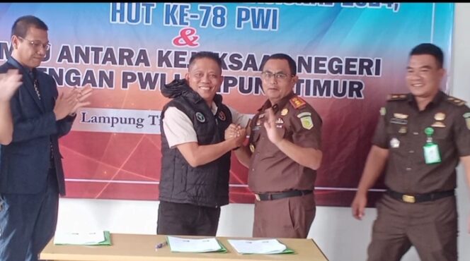 
					Nota Kesepahaman, Kajari Memakaikan Rompi Forwaka kepada Ketua PWI Lamtim