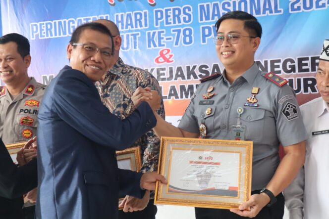 
					Peringatan HPN & Hut ke-78 PWI: Kepala Rutan Sukadana Abdul Aziz Terima Piagam Penghargaan