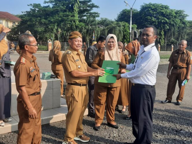 
					Dawam Rahardjo Serahkan 196 SK PPPK