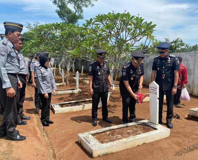 
					Khidmat,Tabur Bunga di Makam Pahlawan oleh Rutan Kelas IIB Sukadana Lamtim