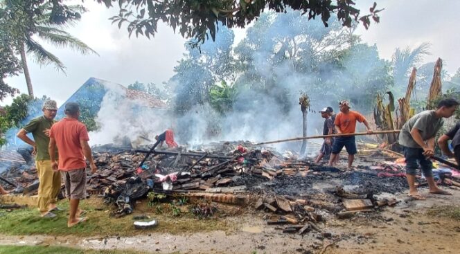 
					Diduga Akibat Tungku Kayu, Rumah Pedagang Sayur di Lamtim Ludes Terbakar