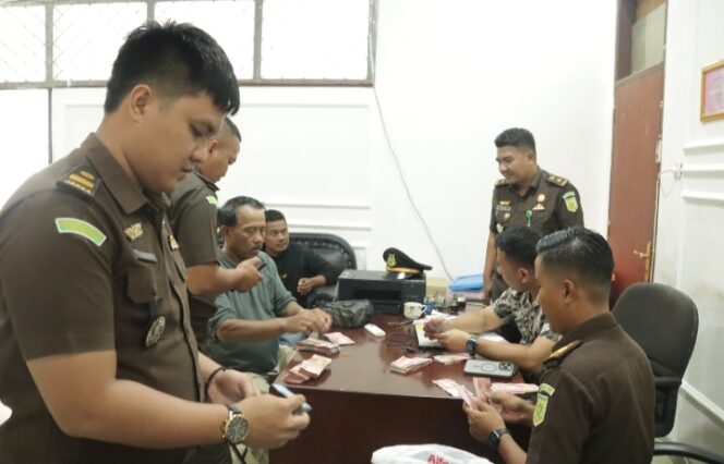 
					Dugaan Korupsi Bendungan, Beberapa Warga Serahkan Uang Ratusan Juta ke Kejari Lamtim