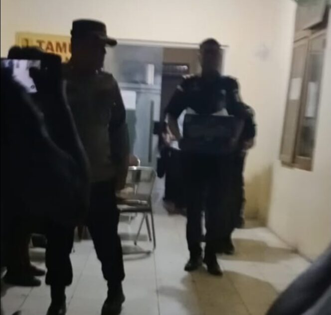 
					Rumdis dan Kantor PUPR Lamtim di Geledah, Tim Kejati Lampung Kompak Tutup Mulut