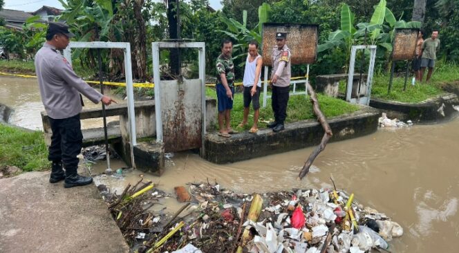 
					Mayat Bayi Terapung Antara Tumpukan Sampah di Aliran DAM Pekalongan Lampung Timur