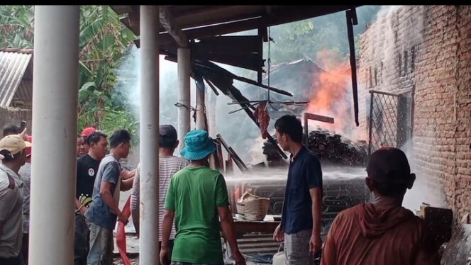 
					Ditinggal Bekerja,Rumah di Pasar Sukadana Diamuk Api