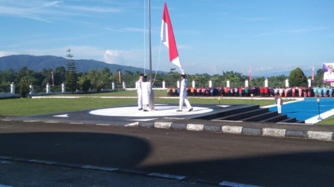 
					Gelar Upacara,Bupati SBB Sampaikan Makna Hari Pendidikan Nasional