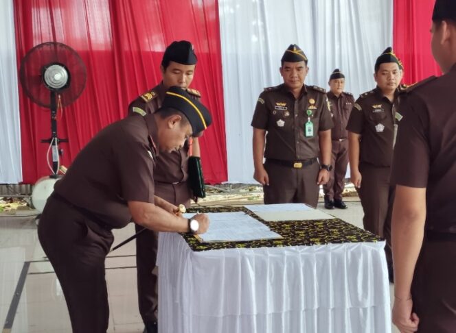 
					Pisah Sambut Kasi Pidana Khusus, Kajari Lampung Timur Teteskan Airmata